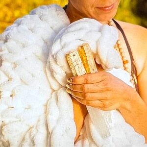 NWT Aviva Stanoff Marshmallow Throw 50 x 70 Luxe White/Ivory Super Soft MSPR 275